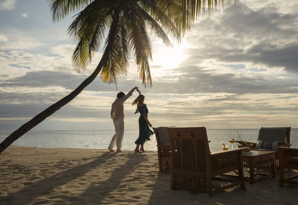 Paradis Beachcomber Couple On a Beach
