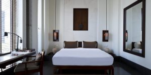 CMU-Rooms-Deluxe-Room-Bedroom01