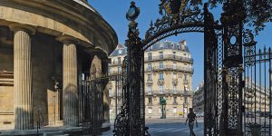 France, Paris (75),  immeubles haussmanniens de première classe de la place de la République Dominicaine face au parc Monceau et rotonde ancien pavillon du mur des Fermiers généraux réalisé par Claude Nicolas Ledoux //France, Paris, Haussmann first class type buildings on place of the Dominican Republic facing the Park Monceau and the rotunda part of the Wall of the Farmers-General built by Claude Nicolas Ledoux